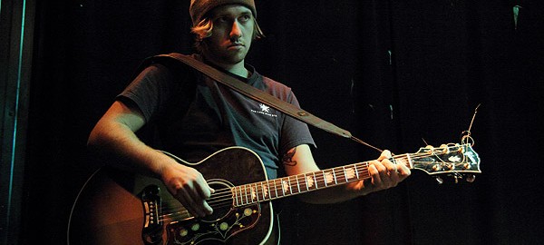 Bobby Long hat sich Zeit für uns genommen und wir haben mit ihm über seine Zukunft geredet und wie seine Musik in Deutschland ankommt. Bobby Long stammt aus England und...