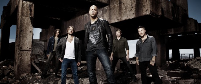 Chris Daughtry ist der Frontman der Band Daughtry, welcher seinerzeit bei American Idol in der fünften Staffel unter die Top Vier schaffte. Mit Break the Spell veröffentlichen Daughtry nun ihr...