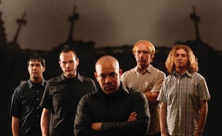 Und schon wieder trennen sich Killswitch Engage von einem Sänger. Howard Jones war jahrelang der Frontmann für die Band. Auf der offiziellen Seite schrieb die Band, dass sie beschlossen haben...